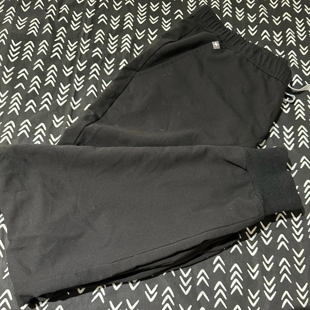 Men’s jogger figs scrubs XL tall. Great condition.